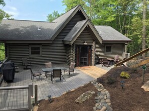 Outdoor dining - North Star, a private log cabin with a gorgeous view in Leatherwood Mountains (Ferguson)