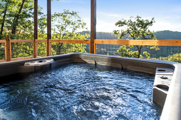 Banyera d'hidromassatge a l'aire lliure