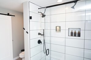 Een douche, een haardroger, handdoeken, zeep