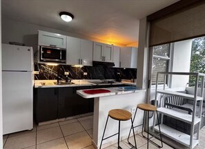 Four à micro-ondes, surface de cuisson, essuie-tout