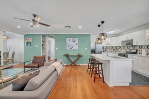 Smart TV, books -  Walk to ACL-1 block-5min Zilker  Home-Soco, Walkable ! (Austin)