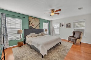 3 bedrooms, desk, iron/ironing board, travel cot -  Walk to ACL-1 block-5min Zilker  Home-Soco, Walkable ! (Austin)