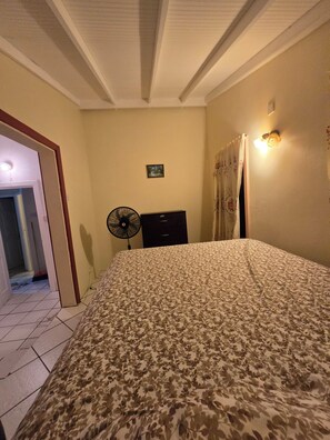2 makuuhuonetta, silitysrauta/-lauta, Wi-Fi, vuodevaatteet