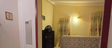 2 dormitoris, planxa i posts de planxar, wifi i roba de llit