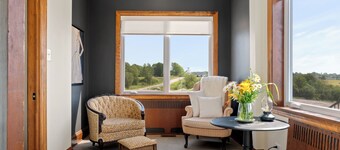 Country Living Large 6 bedroom Home, newly renovated. 5 bathrooms, Amazing View.