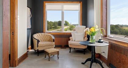 Country Living Large 6 bedroom Home, newly renovated. 5 bathrooms, Amazing View.