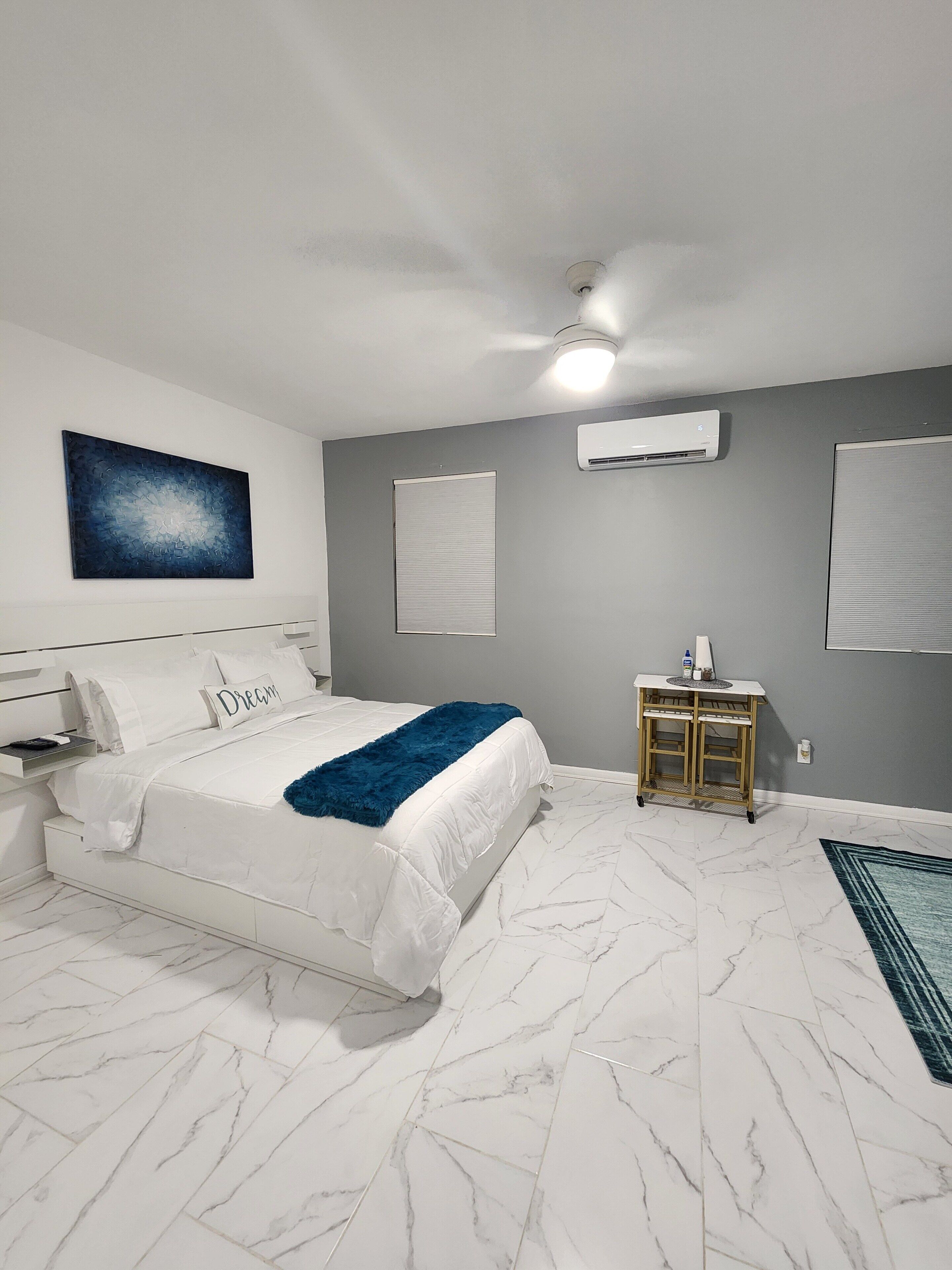 1 habitación, tabla de planchar con plancha, wifi gratis y ropa de cama 