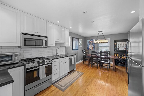 Kühlschrank, Mikrowelle, Ofen, Herdplatte