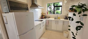 Frigorífic, microones, placa de cuina i bullidora elèctrica