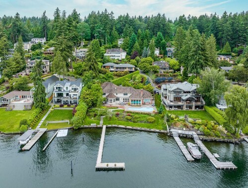 Stunning Waterfront Mansion w Pool n Hottub
