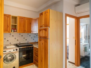 Réfrigérateur, vaisselle et ustensiles