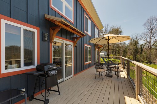 Stylish 2BR Retreat with Sunset Views Minutes from Downtown Asheville