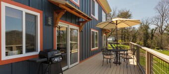 Stylish 2BR Retreat with Sunset Views Minutes from Downtown Asheville