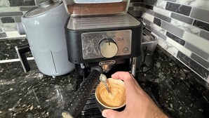 Una máquina de café dispensando una taza de café.