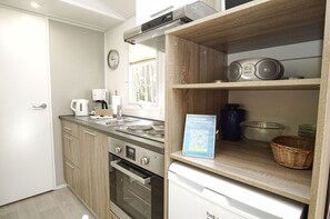 Kühlschrank, Ofen, Herdplatte, Wasserkocher mit Kaffee-/Teezubehör