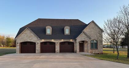 Charming 2-bedroom apartment with WiFi, AC in fabulous Stillwater