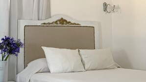 Comfort Double Room | Desk, WiFi (free), bed sheets - BOUTIQUE HOUSE 777 (Oaxaca)