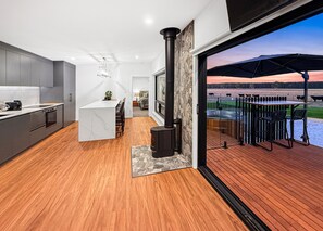 Una televisión, una chimenea