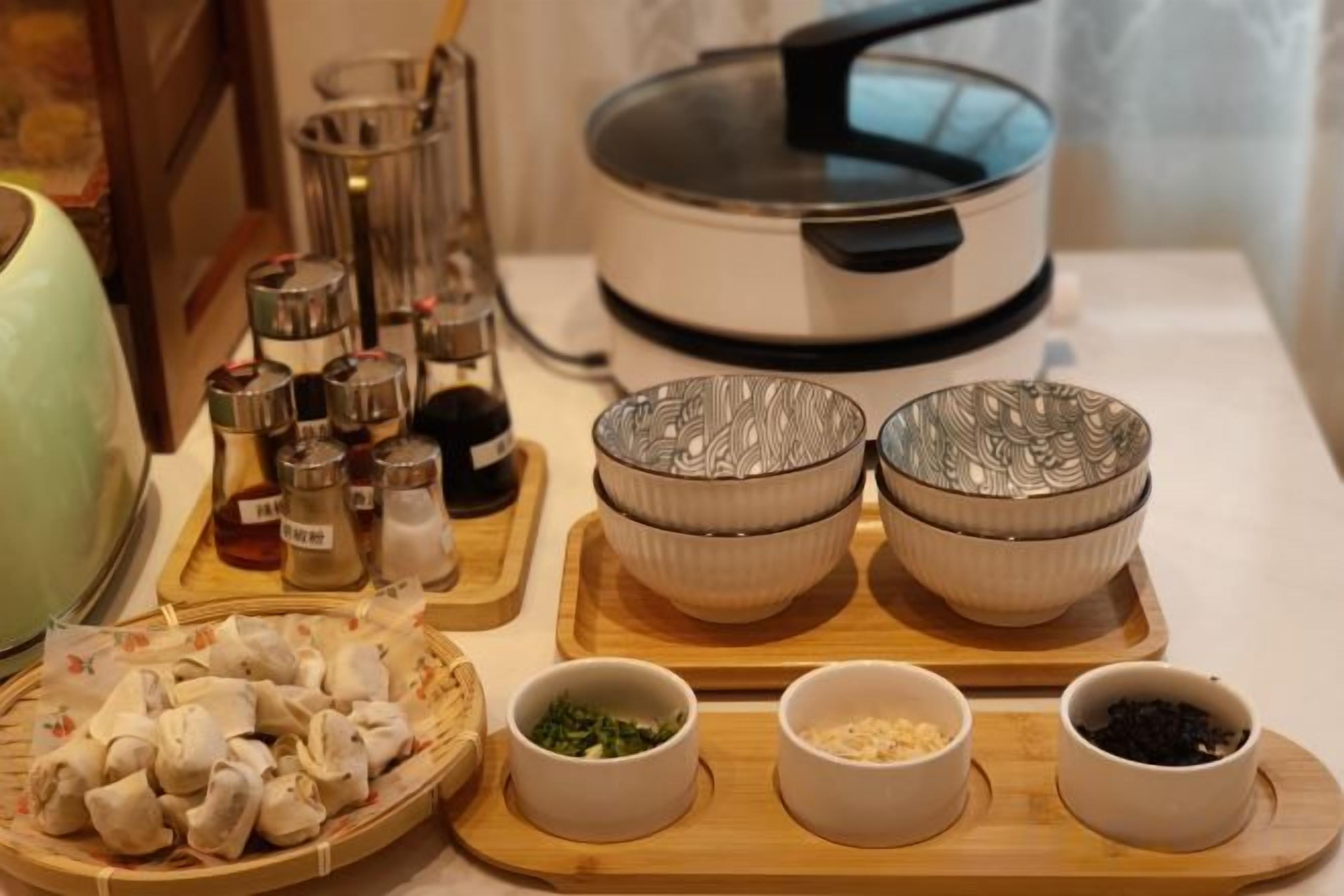 Una encimera de cocina con diversos utensilios, recipientes e ingredientes.