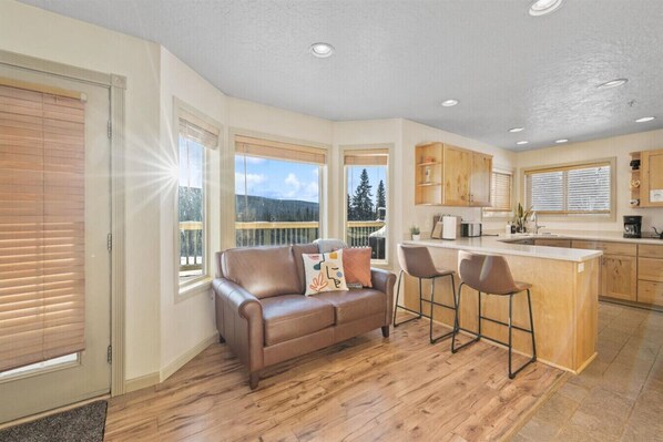 Interior - Aurora Viewpoint Manor 7b4b with Panoramic Views (Fairbanks)