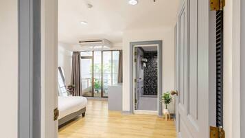 Desk, iron/ironing board, WiFi, bed sheets