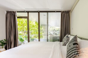 Desk, iron/ironing board, WiFi, bed sheets