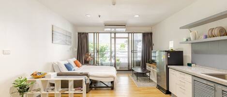 2 bedrooms, desk, iron/ironing board, WiFi