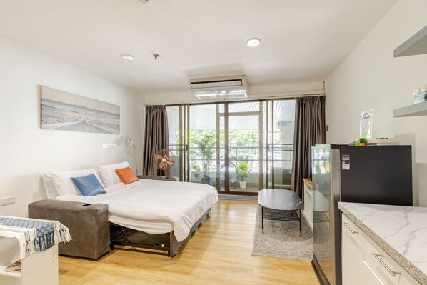 Desk, iron/ironing board, WiFi, bed sheets