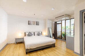 2 bedrooms, desk, iron/ironing board, WiFi