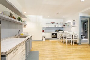 Frigorífico, microondas, cafetera o tetera y tostadora