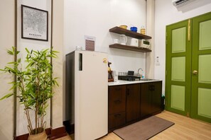 ثلاجة، ميكروويف، ماكينة لصنع القهوة/الشاي، محمصة خبز