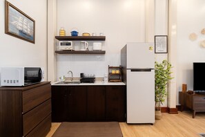 Fridge, oven, cookware/dishes/utensils, dining tables