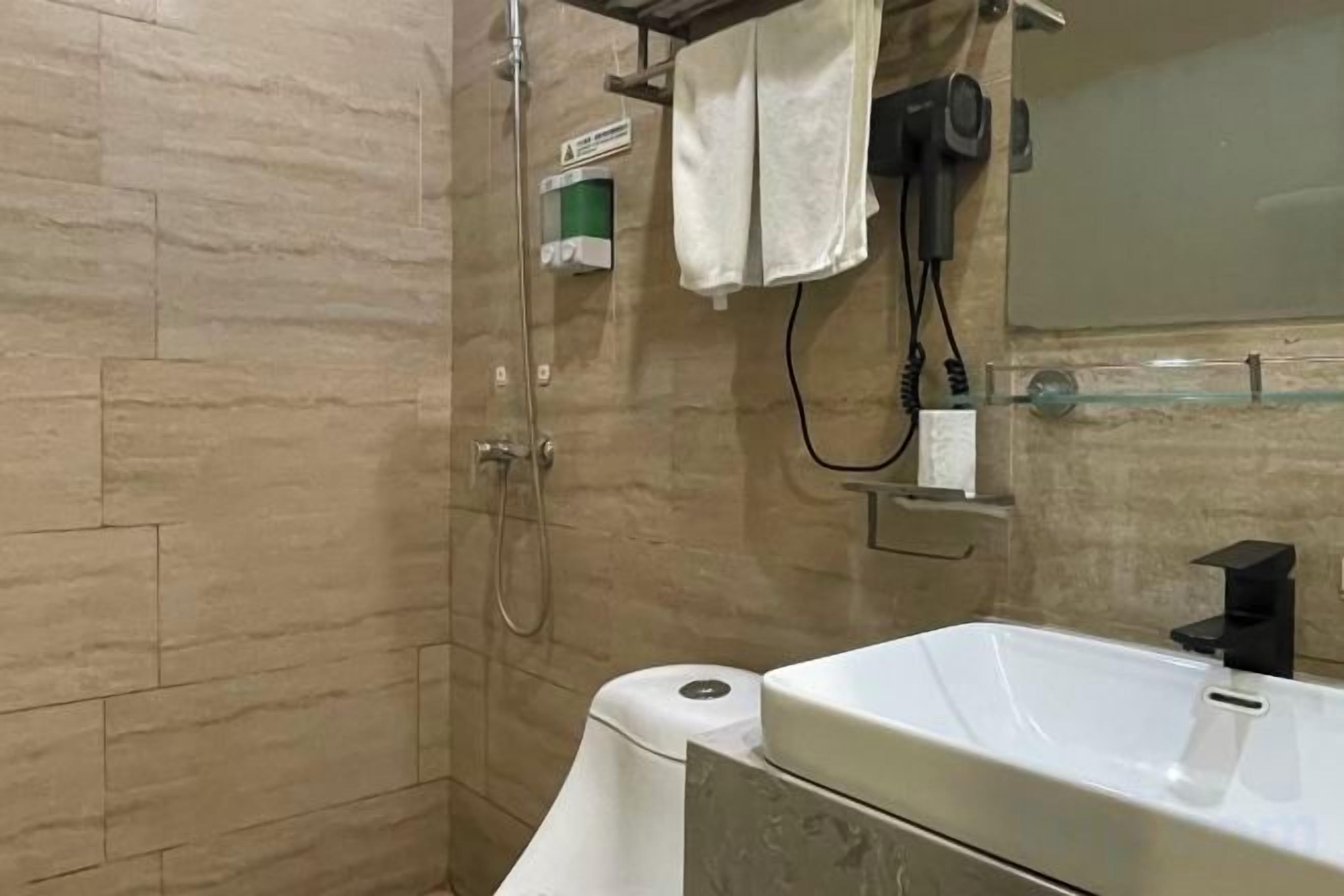 Un baño con ducha, inodoro y lavamanos.
