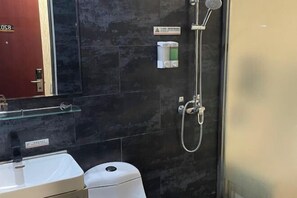 Bathroom - Super 8 Hotel (Beijing Qianmen Zhushikou Subway Station) (Beijing)