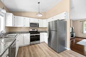 Kühlschrank, Mikrowelle, Ofen, Geschirrspüler