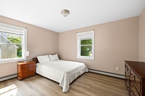 4 bedrooms, desk, iron/ironing board, free WiFi