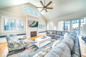 TV connectée, cheminée, livres