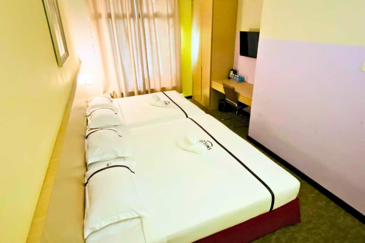 Family Room | Desk, iron/ironing board, free WiFi