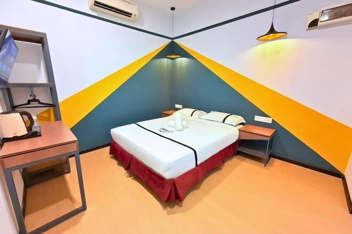 Una camera da letto con un letto, comodini, una scrivania e un armadio.