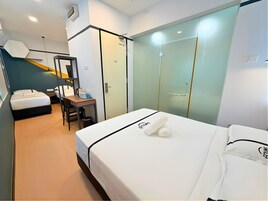 Kamar Keluarga, Beberapa Tempat Tidur | Meja kerja, setrika/meja setrika, dan Wi-Fi gratis