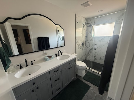 Hair dryer, towels, toilet paper. Luxury Houston Escape: 3 Bedrooms, Parkside, Work-From-Home Ready near Galleria