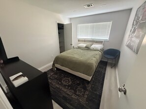 3 bedrooms, desk, iron/ironing board, free WiFi
