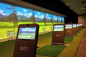 Campo de práctica de golf bajo techo