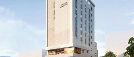Un hotel moderno con un letrero llamativo que dice "The One Business Hotel".