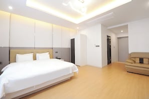 Deluxe King | Free WiFi - The One Business Hotel (Gangjin)