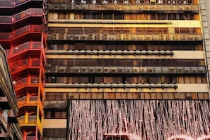 A multi-story building with balconies and a large water feature at the bottom. - Vienna International Hotel (Foshan Zemu Temple Metro Station Lingnan Xintiandi Branch) (Foshan)