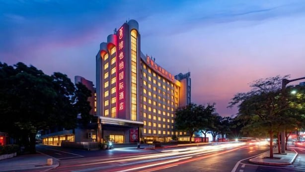 A multi-story hotel with a prominent entrance and a well-lit facade. - Vienna International Hotel (Foshan Shiwan Hotel Creative Industry Park Branch) (Foshan)