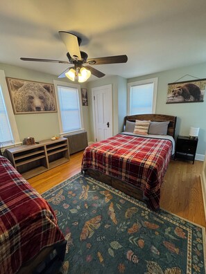 3 bedrooms, iron/ironing board, free WiFi, bed sheets - Casino! Golf course view! Not located in a community with any additional fee. (Mount Pocono)