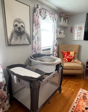 Un espace pour changer les bébés, équipé d’un matelas rembourré, d’un siège pour bébé et d’une table à langer.