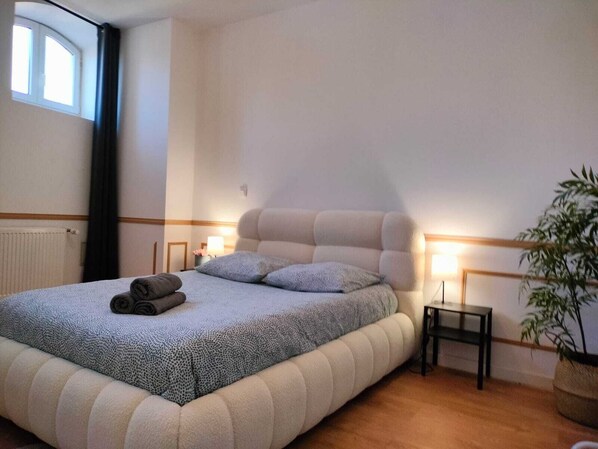 2 bedrooms, desk, iron/ironing board, travel crib